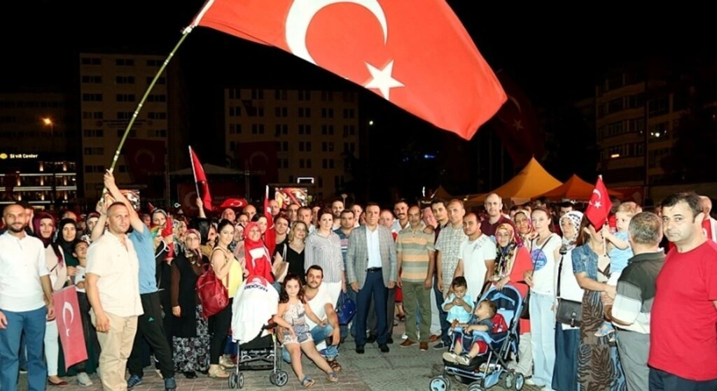 Genç ailesi demokrasi nöbetinde