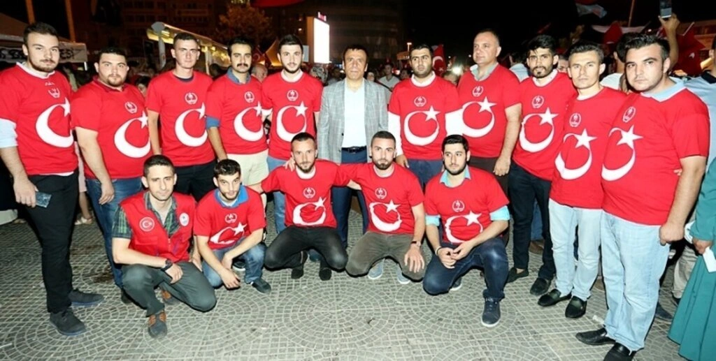 Genç ailesi demokrasi nöbetinde