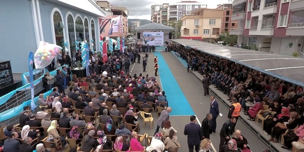 İlkadım Derebahçe Sosyal Tesisleri görkemli bir törenle açıldı