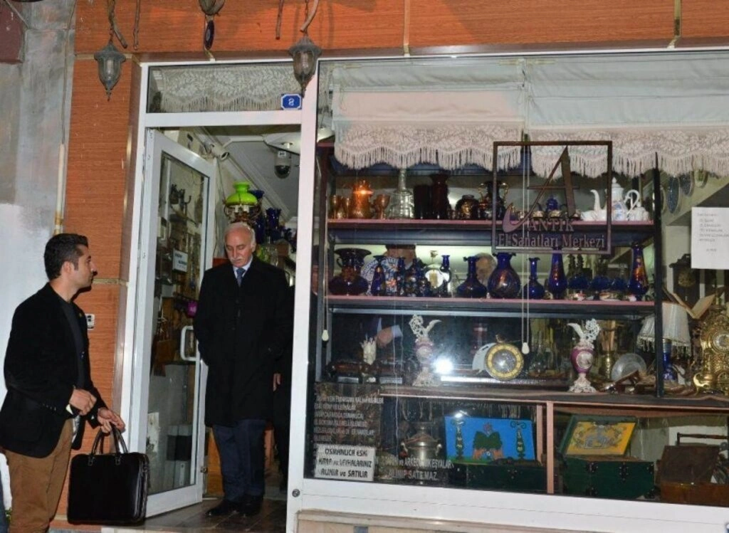 50 yıldır antika eşya topluyor