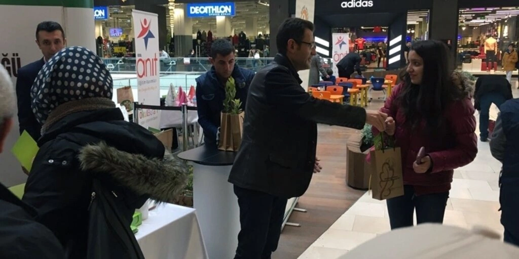 Samsun Orman Fidanlık Müdürlüğü Piazza AVM'de fidan dağıttı