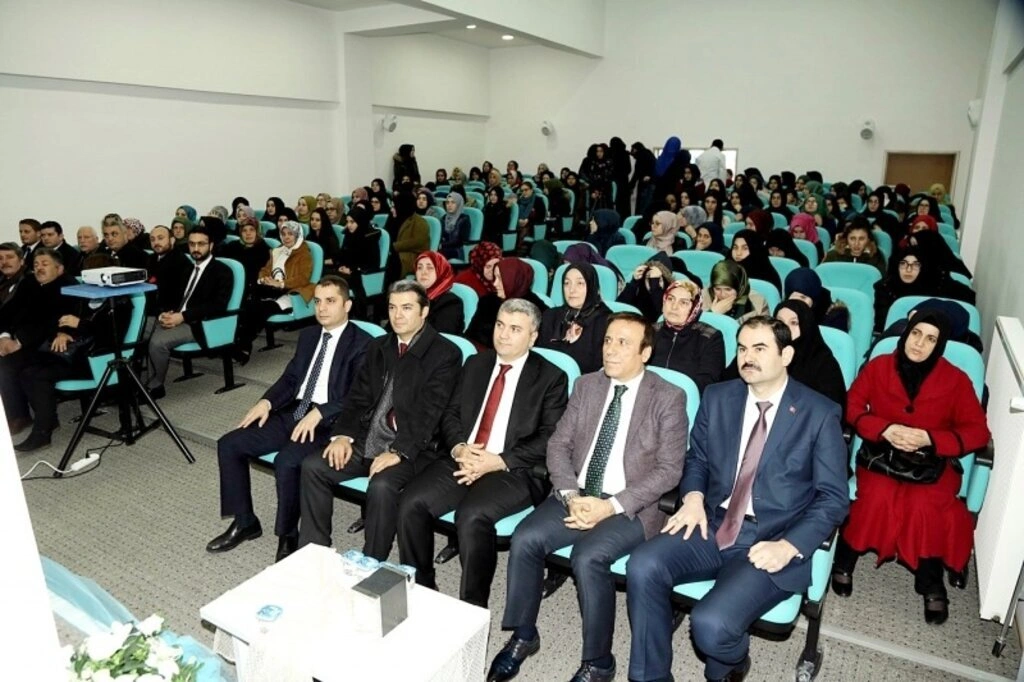 Canik Belediyesi Anadolu İmam-Hatip Lisesi'ne konferans salonu