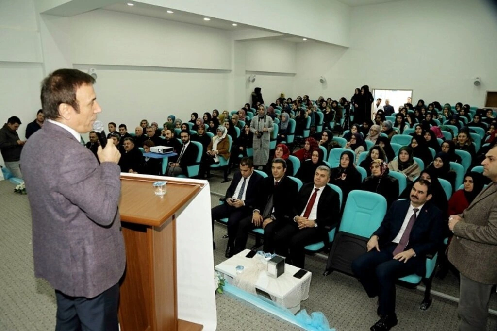 Canik Belediyesi Anadolu İmam-Hatip Lisesi'ne konferans salonu