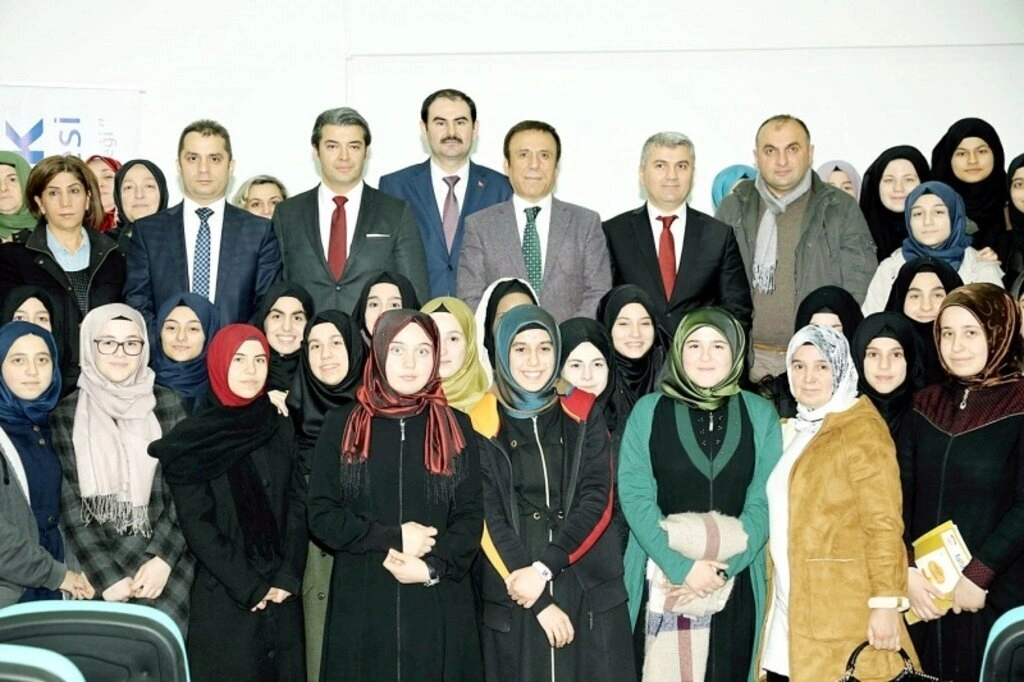 Canik Belediyesi Anadolu İmam-Hatip Lisesi'ne konferans salonu