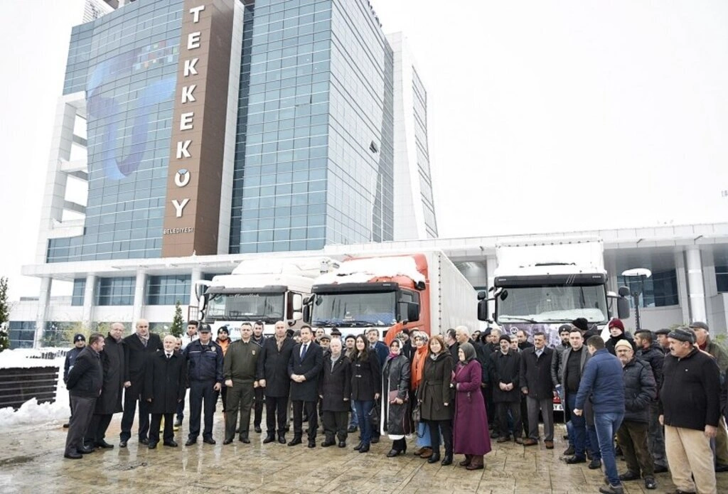 Tekkeköy yardım tırlarını dualarla uğurlandı