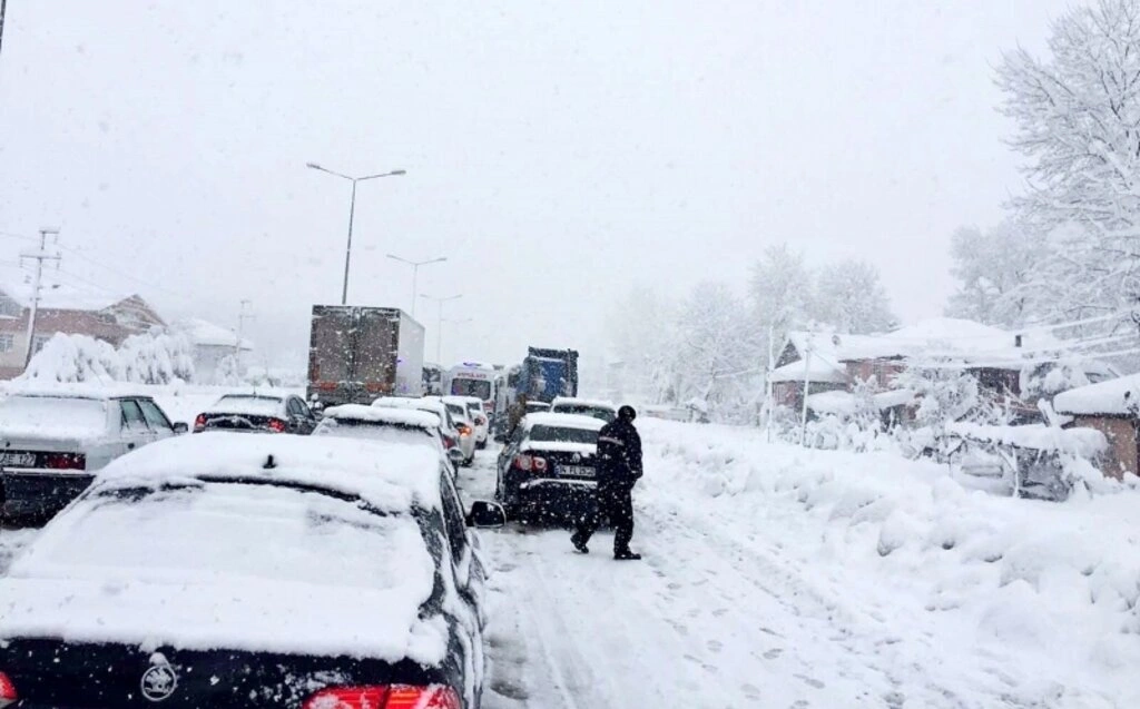 Asılsız ihbarlar ve zincirsiz araçlar, karla mücadeleyi aksatıyor