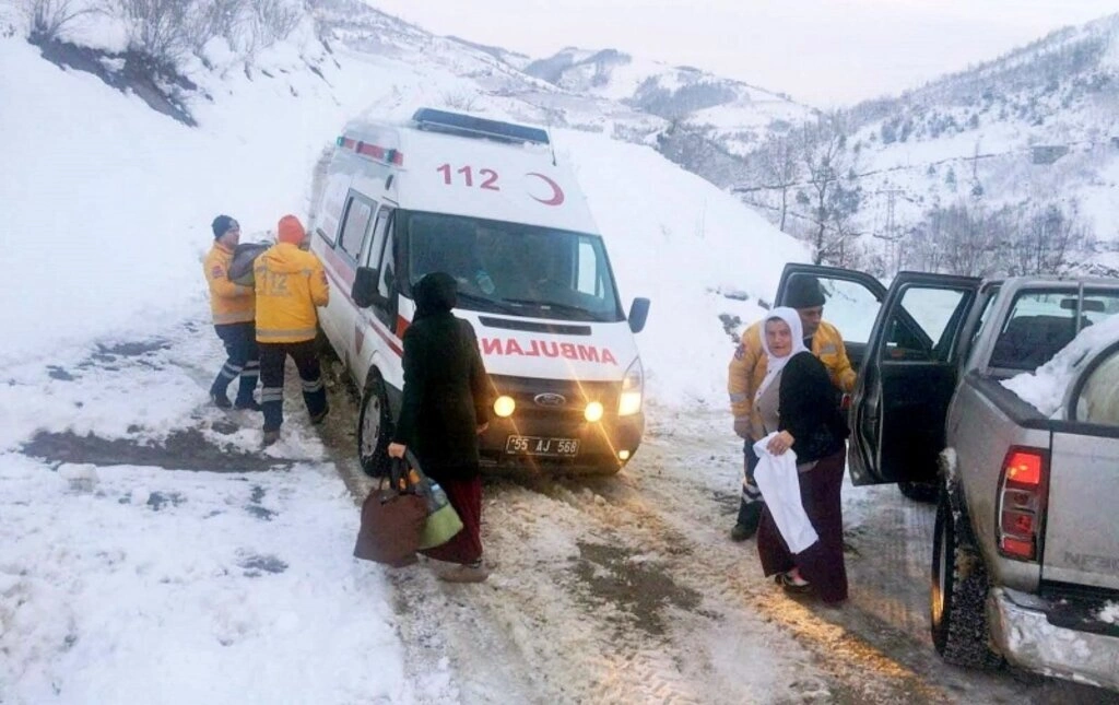 Asılsız ihbarlar ve zincirsiz araçlar, karla mücadeleyi aksatıyor
