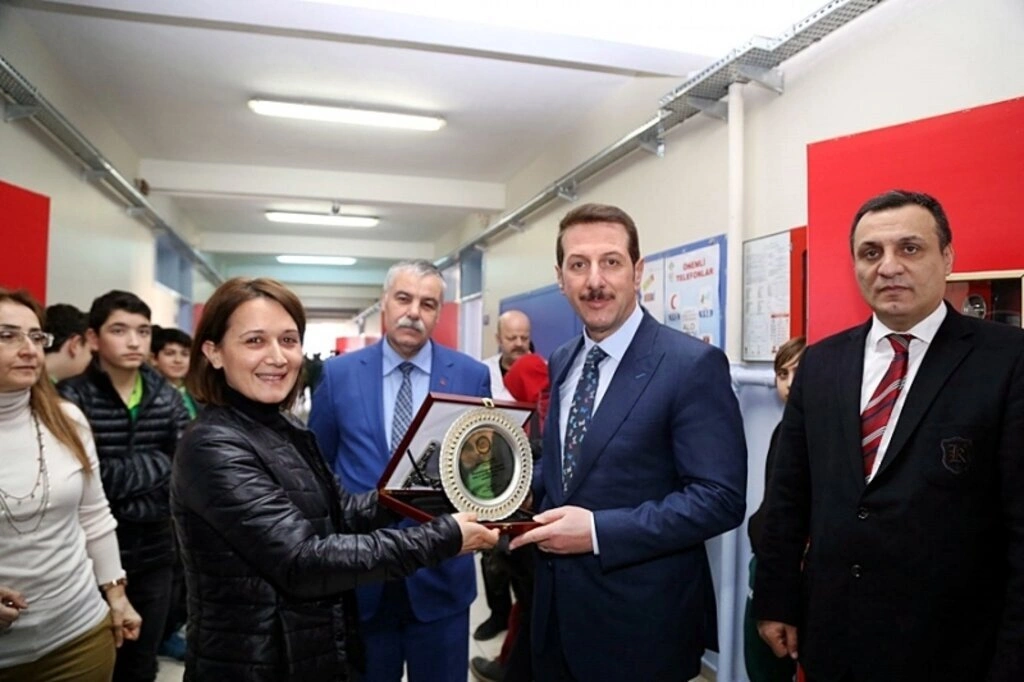 İlkadım'daki sınıf kapıları Türk Bayrakları ve 15 Temmuz Kahramanları ile süslendi