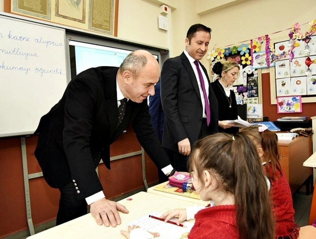 Başkan Hasan Togar öğrencilerin karne heyecanını paylaştı