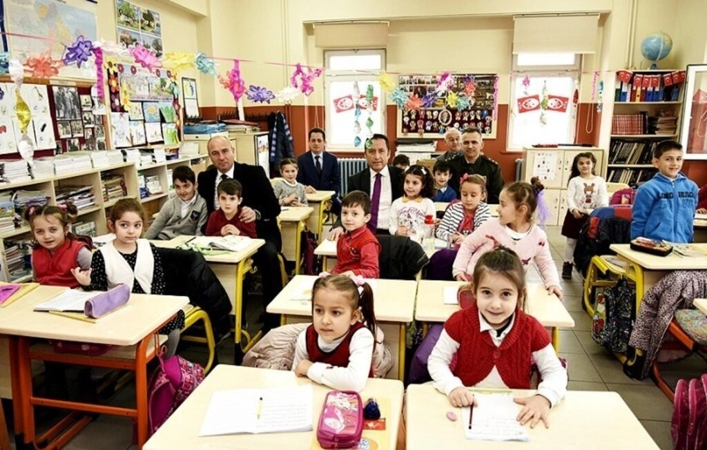 Başkan Hasan Togar öğrencilerin karne heyecanını paylaştı