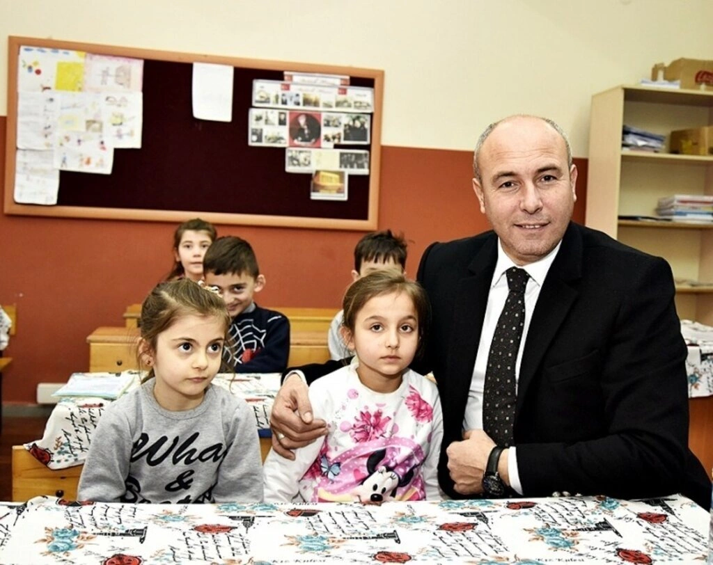 Başkan Hasan Togar öğrencilerin karne heyecanını paylaştı