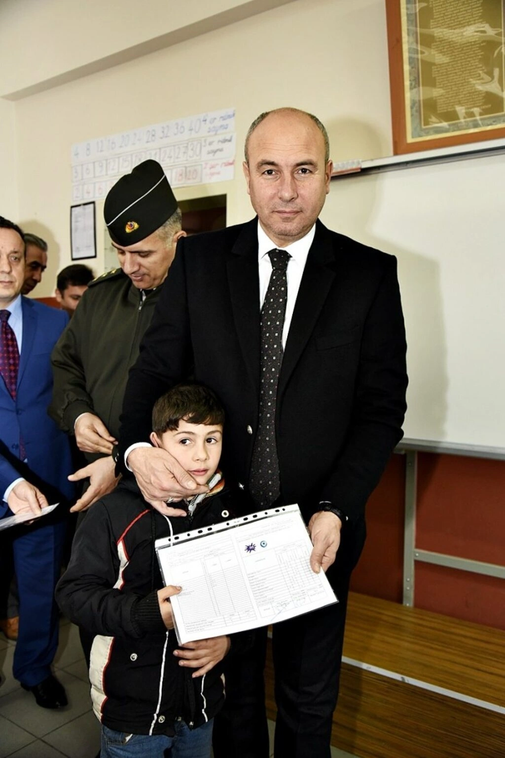 Başkan Hasan Togar öğrencilerin karne heyecanını paylaştı
