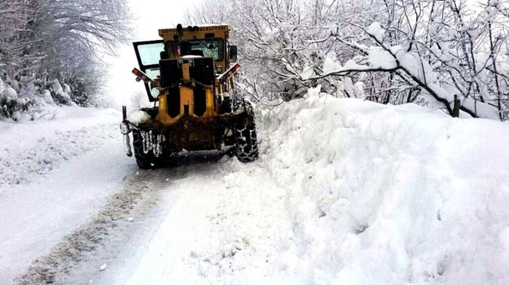 Samsun'da ekipler karla mücadele ediyor