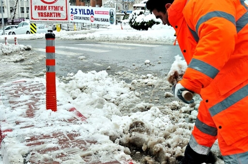 Samsun'da ekipler karla mücadele ediyor
