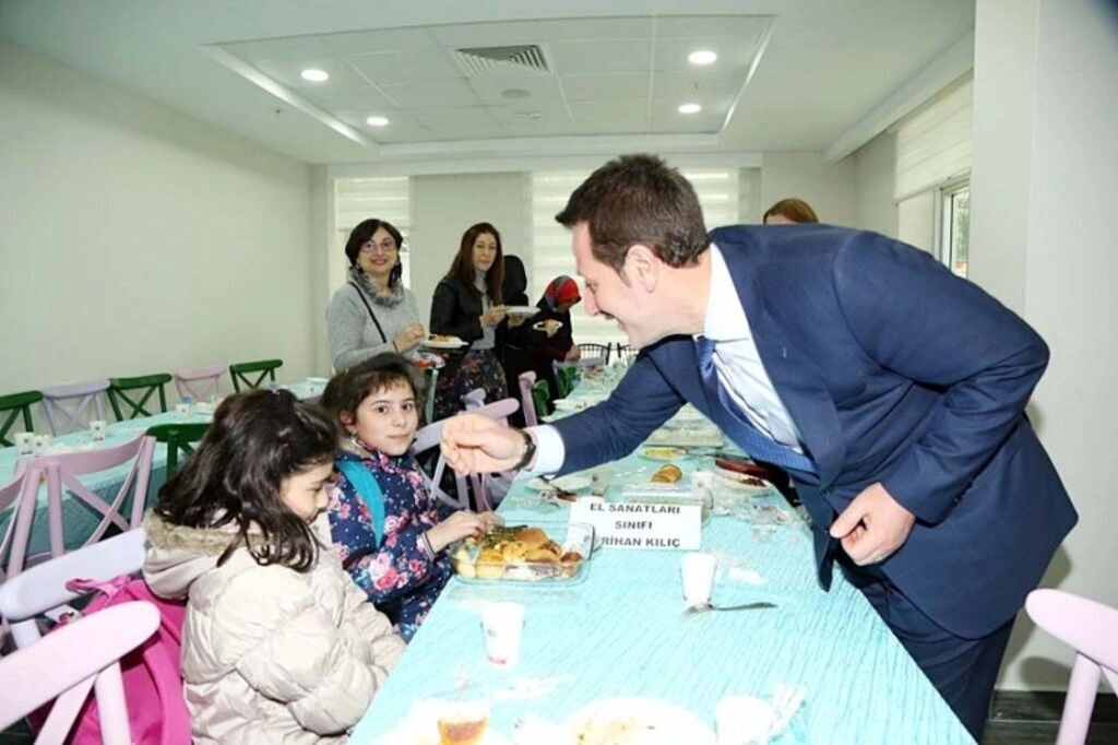 Başkan Tok, Derbahçe Sosyal Tesislerinde Bayan Kursiyerlerle bir araya geldi
