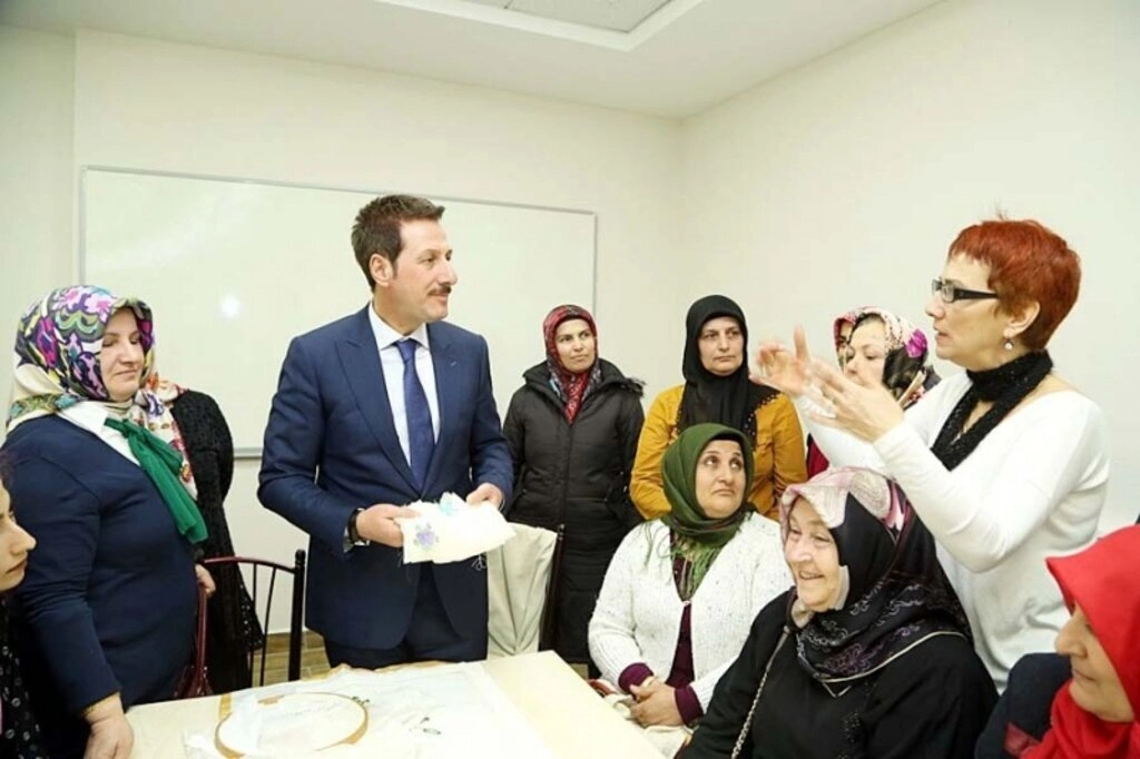 Başkan Tok, Derbahçe Sosyal Tesislerinde Bayan Kursiyerlerle bir araya geldi