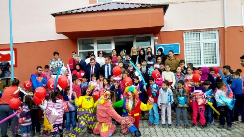 Canik Şubesi Türk Kızılayı'ndan Maarif Hareketi'ne destek