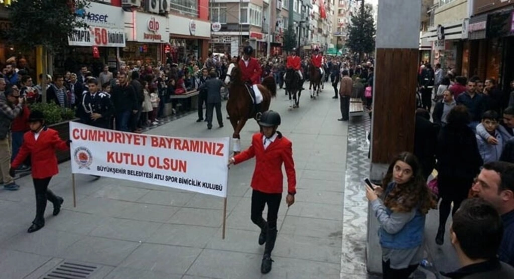 Çiftlik Caddesi üzerinde gerçekleşen Cumhuriyet Yürüyüşü Fotoğrafları