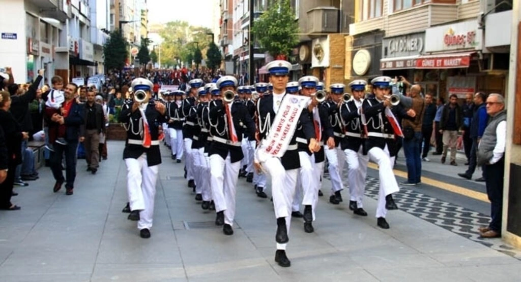 Çiftlik Caddesi üzerinde gerçekleşen Cumhuriyet Yürüyüşü Fotoğrafları