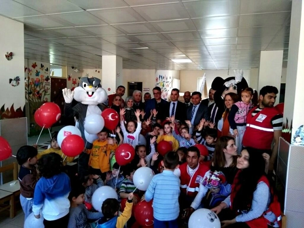 Canik Türk Kızılayı'ndan öğrencilere hediye