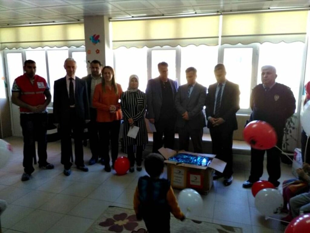 Canik Türk Kızılayı'ndan öğrencilere hediye