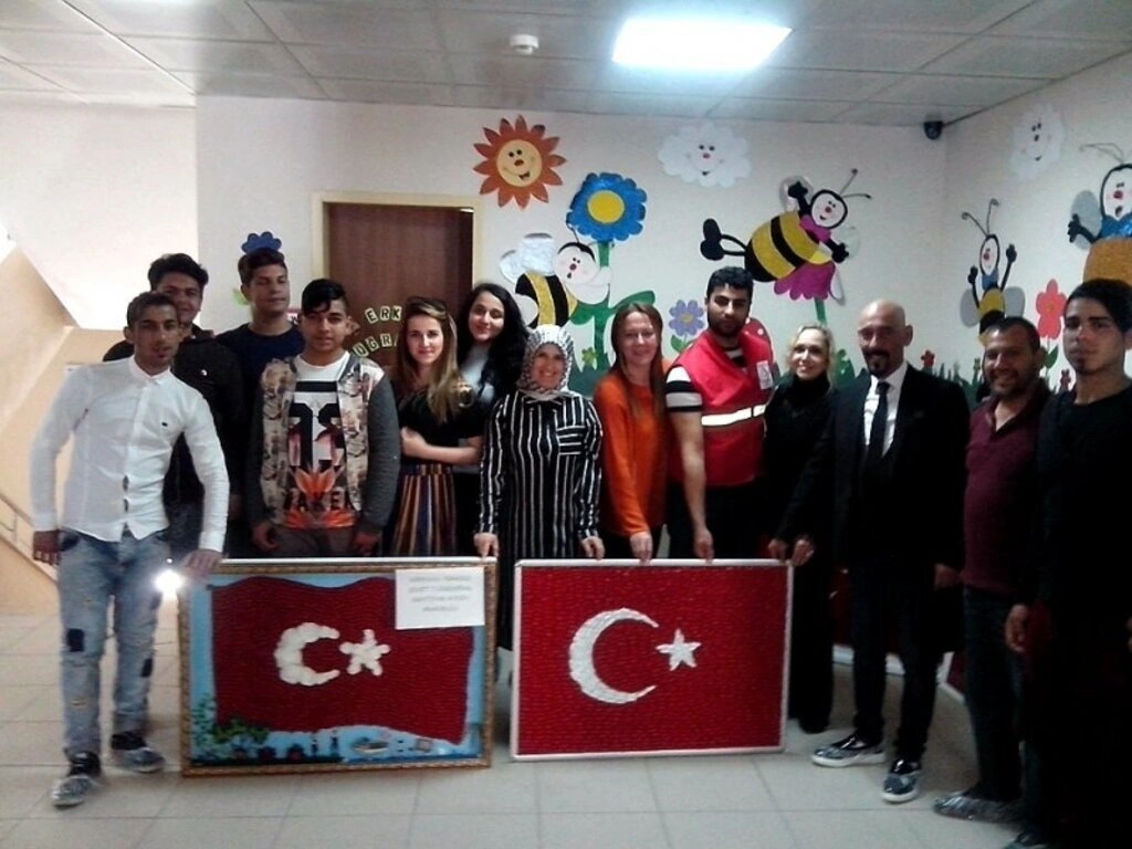 Canik Türk Kızılayı'ndan öğrencilere hediye