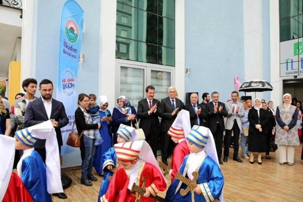 Derebahçe'de Görkemli Sergi Açılışı