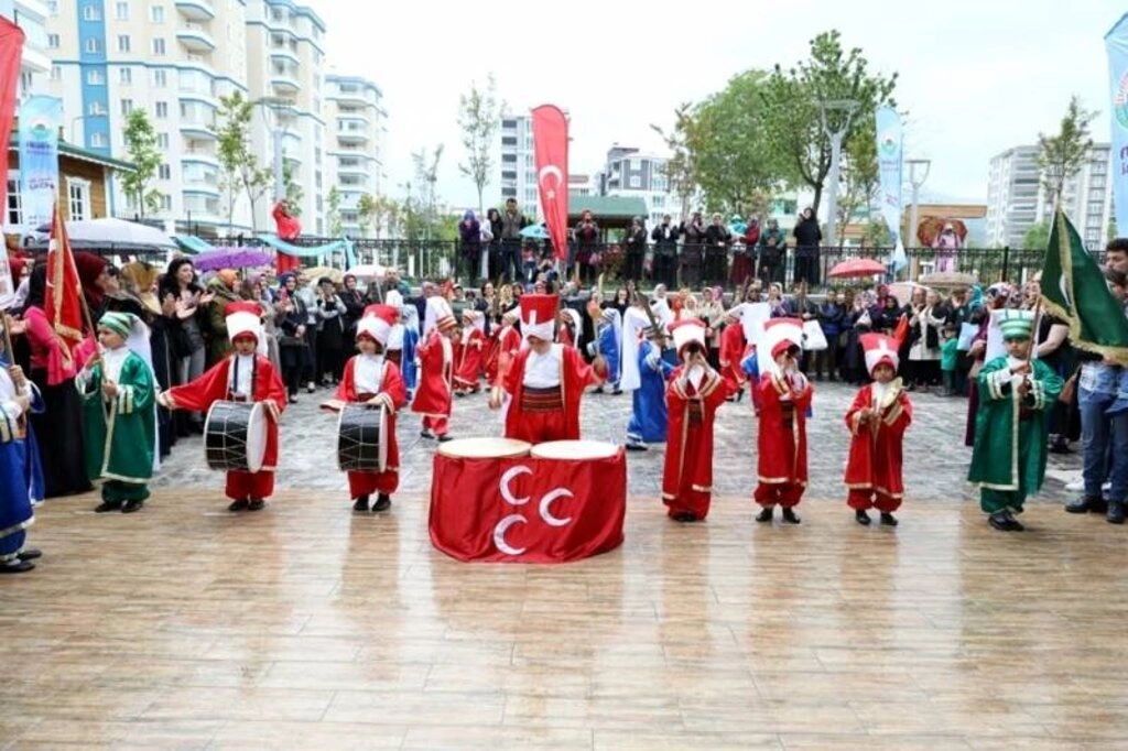 Derebahçe'de Görkemli Sergi Açılışı