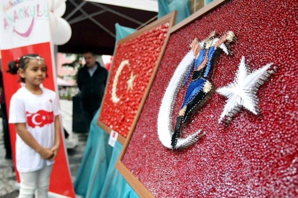 Farklı materyal kullanarak yapılan Türk bayrağı tabloları sergileniyor