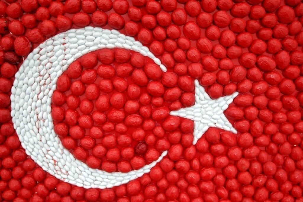 Farklı materyal kullanarak yapılan Türk bayrağı tabloları sergileniyor