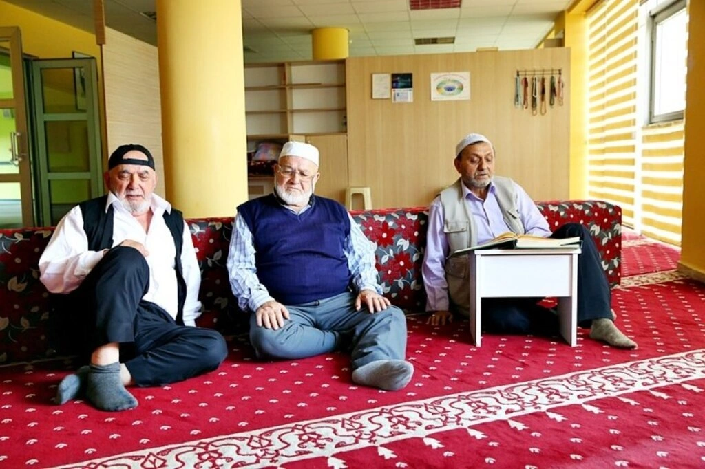 Huzurevinde eski ramazanları özlüyorlar