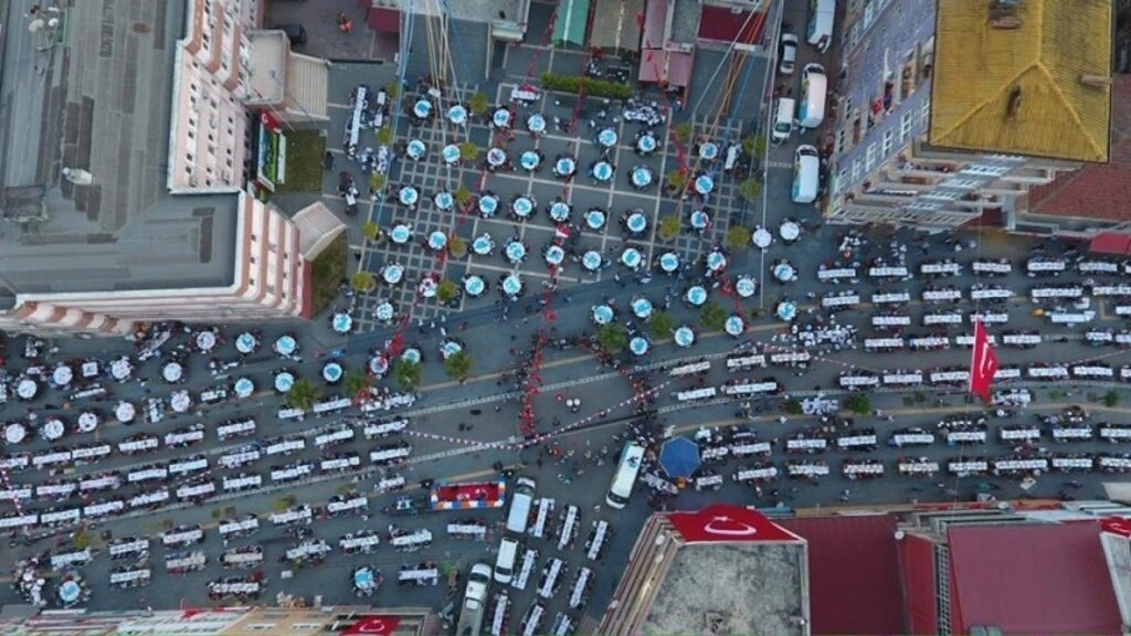 Tekkeköy de on binler aynı sofra da oruç açtı