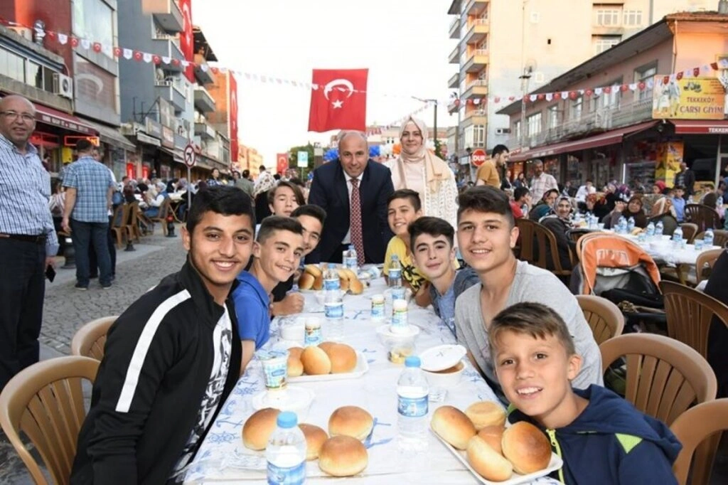 Tekkeköy de on binler aynı sofra da oruç açtı