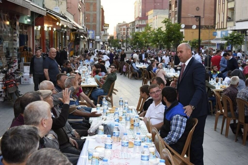 Tekkeköy de on binler aynı sofra da oruç açtı