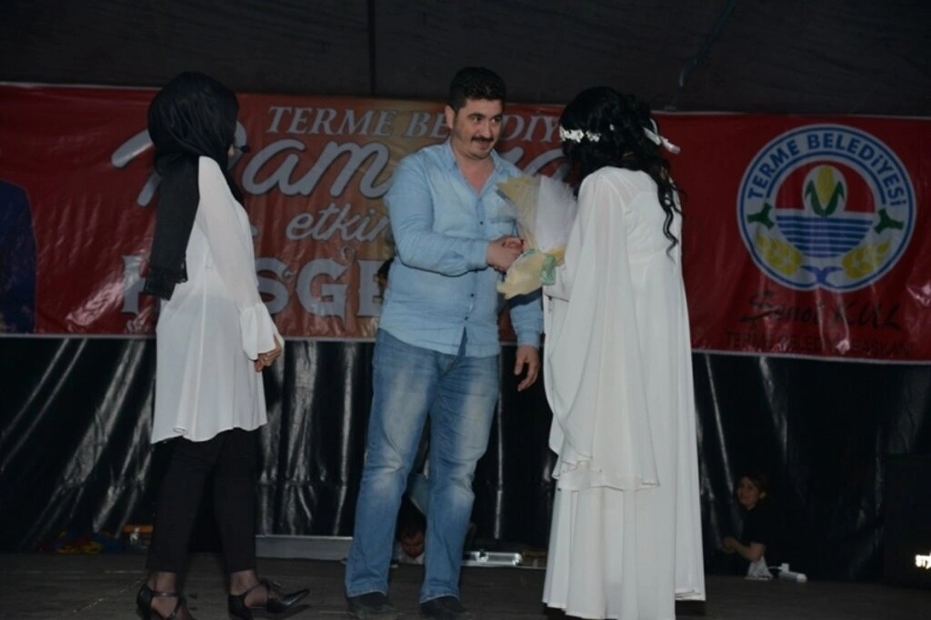 İşaret dili ile ilahi sundular