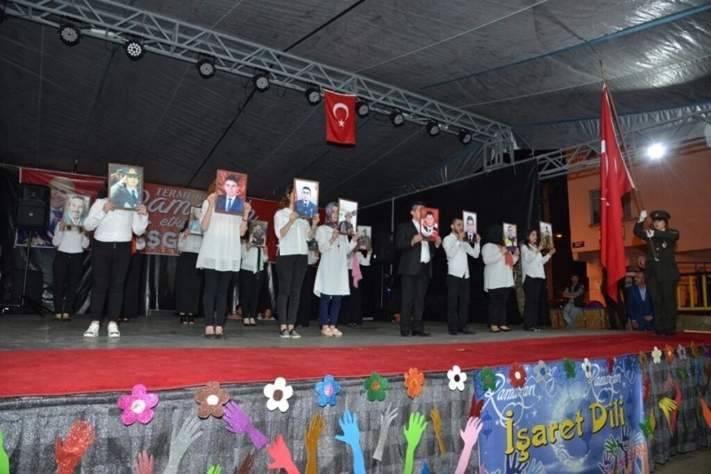 İşaret dili ile ilahi sundular