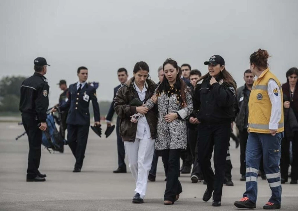 Diyarbakır'da uğradığı silahlı saldırı sonucu şehit olan Astsubay Üstçavuş Nejdet Aydoğdu'nun cenazesi, Samsun Çarşamba Havalimanına getirilerek buradan to