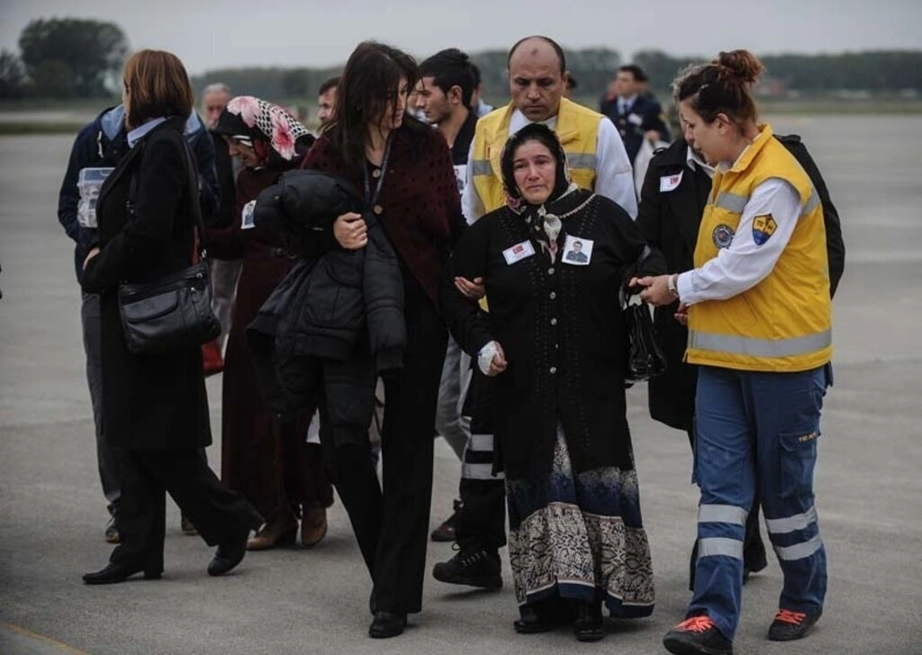 Diyarbakır'da uğradığı silahlı saldırı sonucu şehit olan Astsubay Üstçavuş Nejdet Aydoğdu'nun cenazesi, Samsun Çarşamba Havalimanına getirilerek buradan to