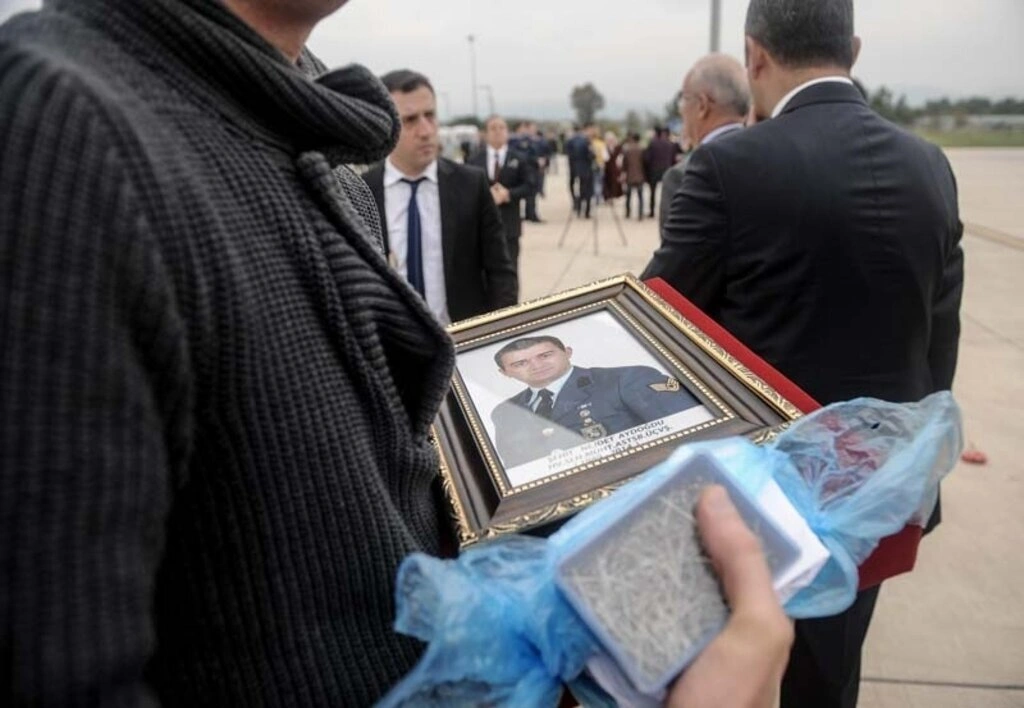 Diyarbakır'da uğradığı silahlı saldırı sonucu şehit olan Astsubay Üstçavuş Nejdet Aydoğdu'nun cenazesi, Samsun Çarşamba Havalimanına getirilerek buradan to