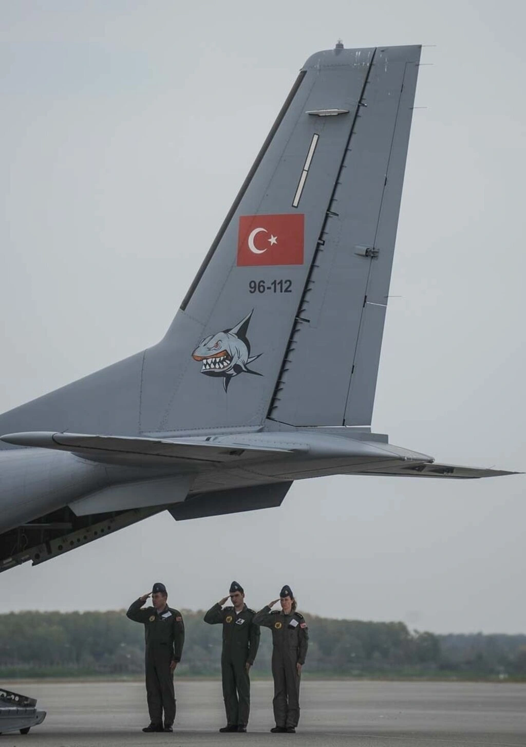 Diyarbakır'da uğradığı silahlı saldırı sonucu şehit olan Astsubay Üstçavuş Nejdet Aydoğdu'nun cenazesi, Samsun Çarşamba Havalimanına getirilerek buradan to