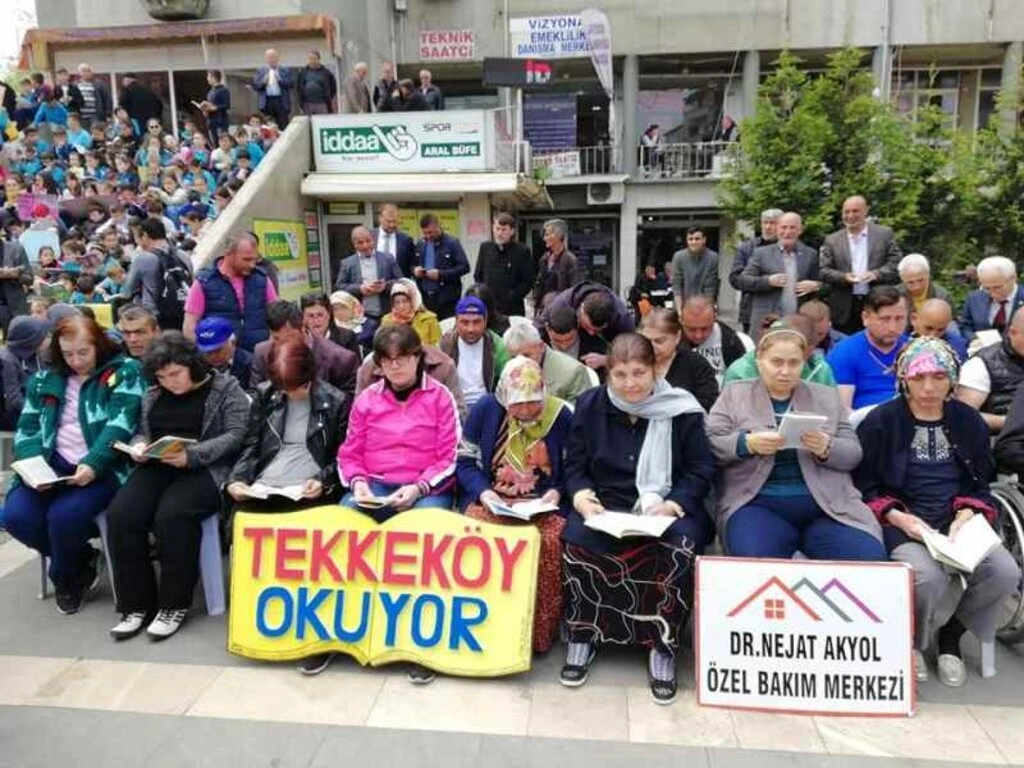 Tekkeköy'de 5 bin 555 öğrenci aynı anda kitap okudu