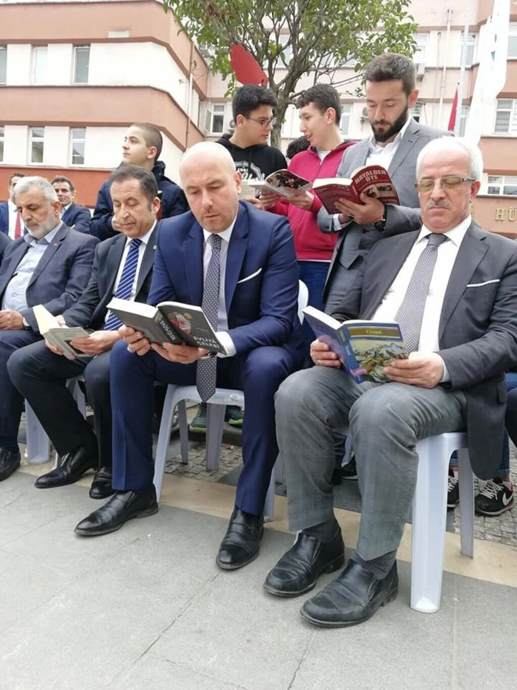 Tekkeköy'de 5 bin 555 öğrenci aynı anda kitap okudu