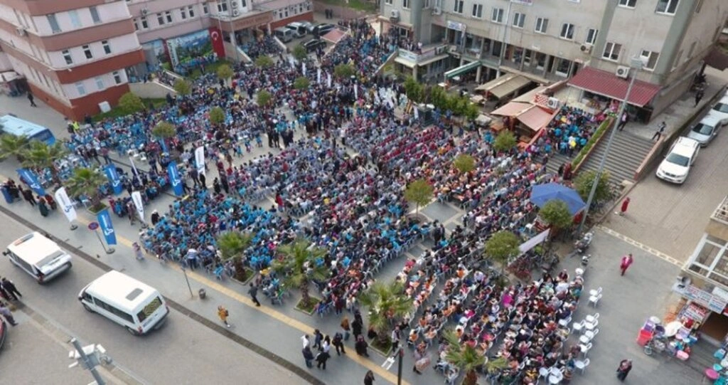 Tekkeköy'de 5 bin 555 öğrenci aynı anda kitap okudu