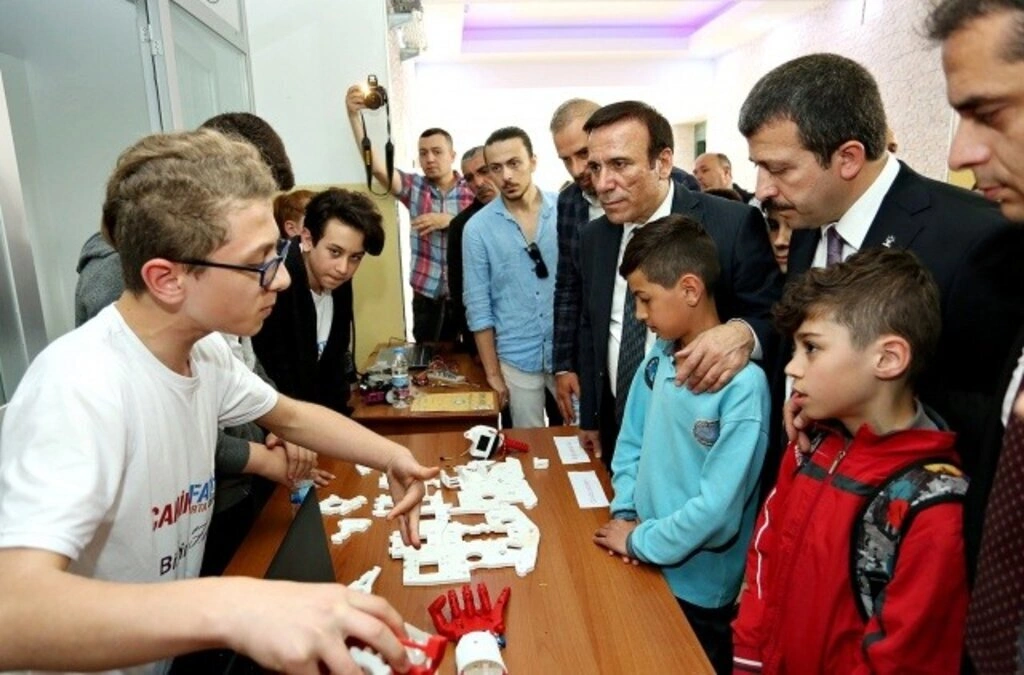 Canik'te eğitim yatırımı bitmiyor