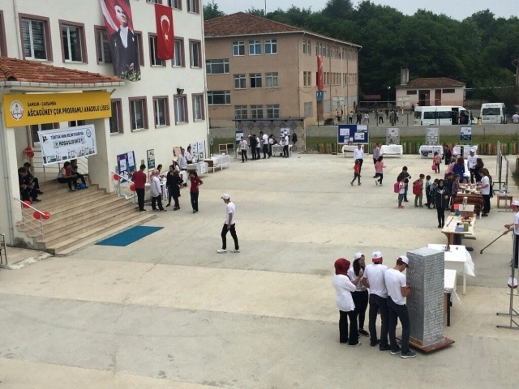 Ağcagüney Anadolu Lisesi'nde TÜBİTAK 4006 Bilim Fuarı
