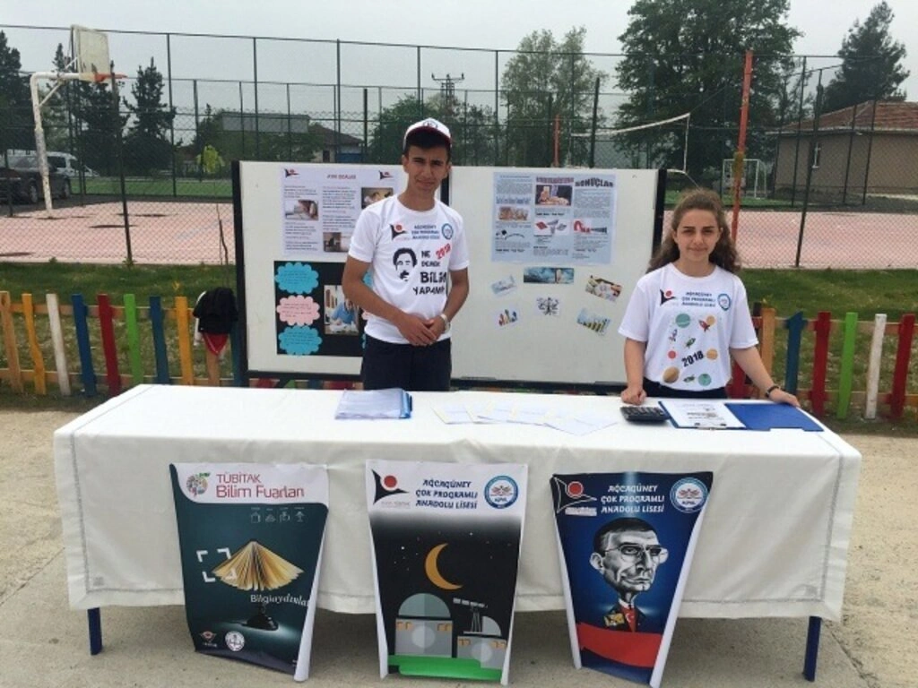 Ağcagüney Anadolu Lisesi'nde TÜBİTAK 4006 Bilim Fuarı