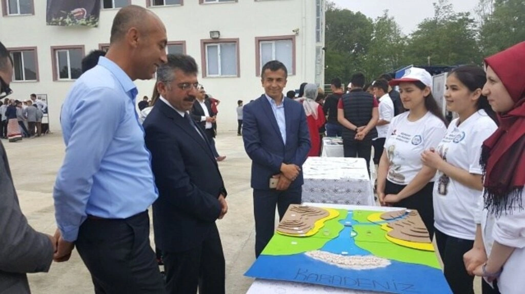 Ağcagüney Anadolu Lisesi'nde TÜBİTAK 4006 Bilim Fuarı