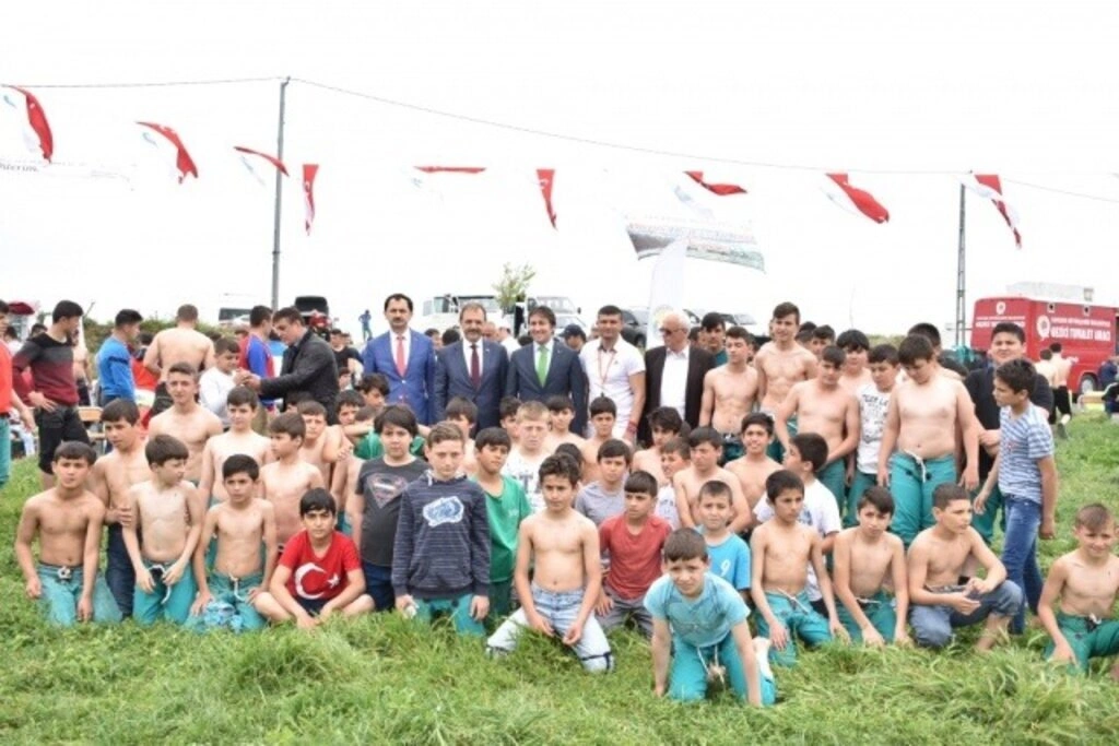 Yakakent'te Geleneksel 4. Hıdırellez Şenlikleri ve Karakucak Güreşleri