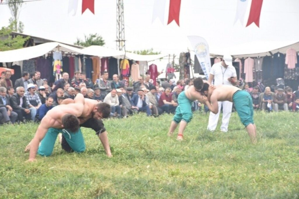 Yakakent'te Geleneksel 4. Hıdırellez Şenlikleri ve Karakucak Güreşleri