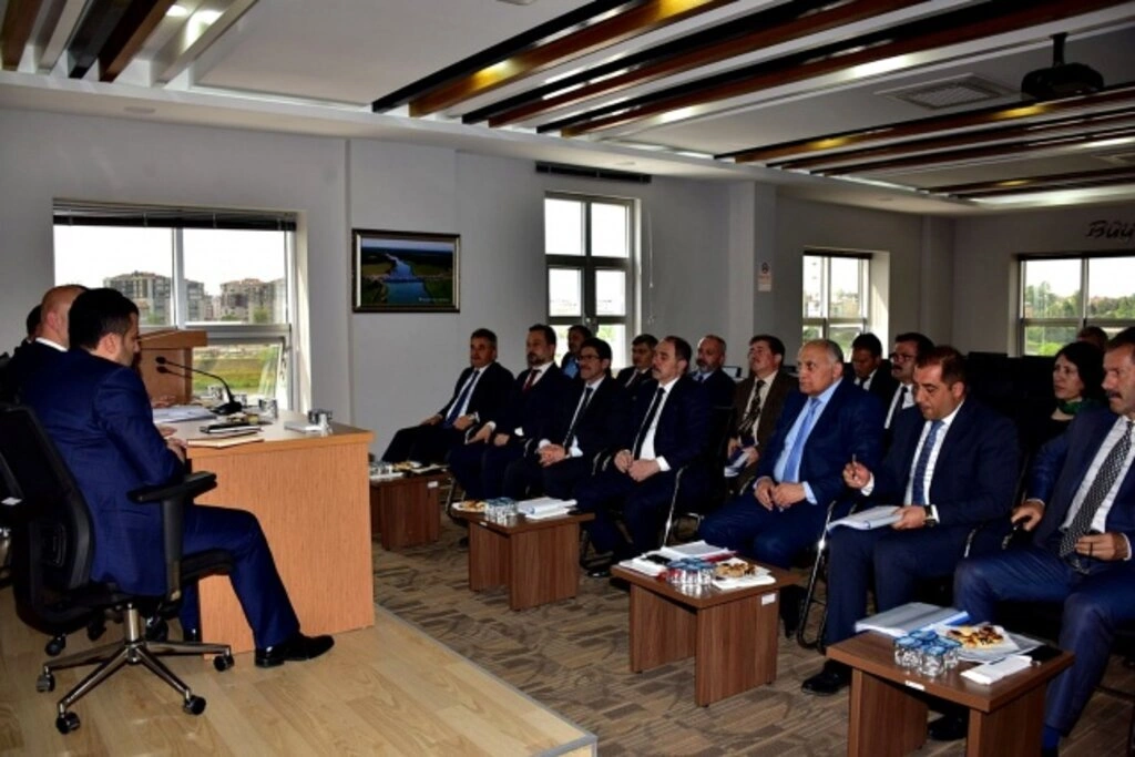 Başkan Zihni Şahin ilçeleri dolaşıyor